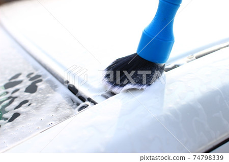 Detail cleaning with detailing brush 74798339