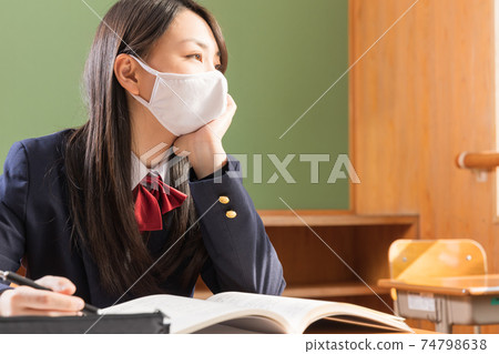 在教室裡學習的高中女生 74798638