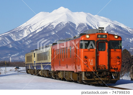 Mt. Iwaki and Gono Line Kiha 40 series 3-car train 74799830