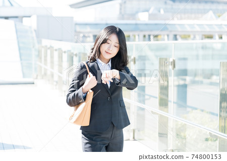 Business woman in her thirties in a suit 74800153