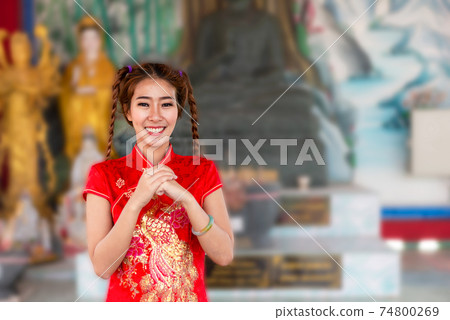 Chinese woman in traditional cheongsam in the new year in the Shrine 74800269