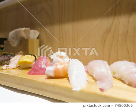 Delicious and various pretty sushi 74800366
