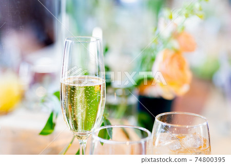 Wedding reception champagne 74800395