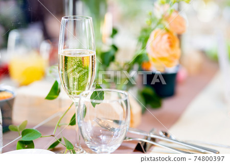 Wedding reception champagne 74800397