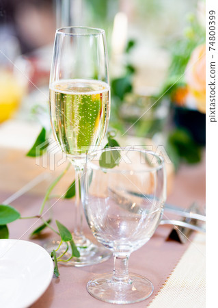 Wedding reception champagne 74800399
