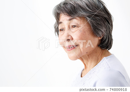 Senior woman portrait 74800918