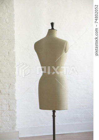 Mannequin indoors, back view Mannequin indoors, back view 74802052