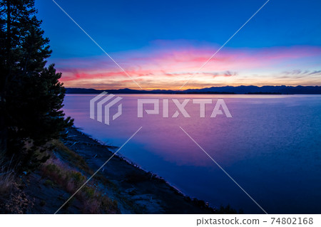 Sunrise over yellowstone lake in yellowstone national park Sunrise over yellowstone lake in yellowstone national park 74802168