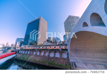 俯瞰美麗的Hiribibashi，東京地鐵丸之內線，御茶之水站等 74802738