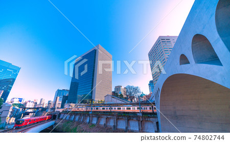 Overlooking the beautiful Hijiribashi, Tokyo Metro Marunouchi Line, Ochanomizu Station, etc. Overlooking the beautiful Hijiribashi, Tokyo Metro Marunouchi Line, Ochanomizu Station, etc. 74802744