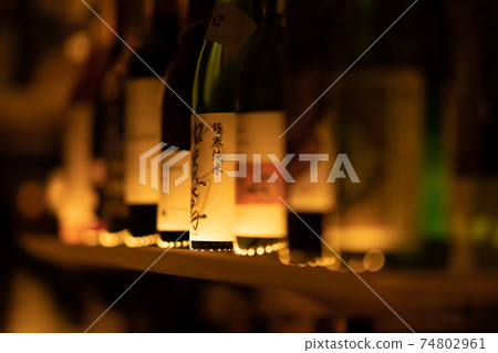 酒吧佈局威士忌酒桶室內陳年古董酒豪華酒精飲料清酒 74802961