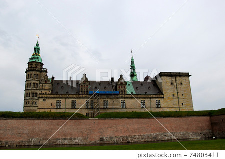 克倫堡城堡（Kronborg Castle）是世界著名的文化遺產城堡，建於丹麥哥本哈根郊區，對包括水面在內的整體進行拍照 74803411
