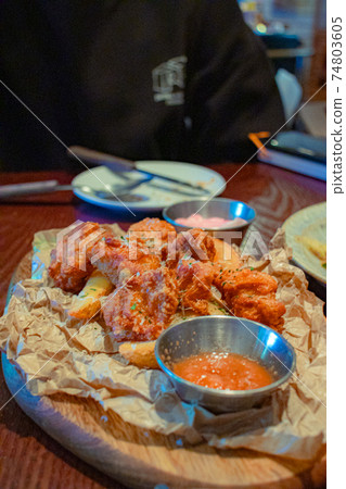 閃亮的卡拉奇,辣椒醬和土豆楔 閃亮的卡拉奇,辣椒醬和土豆楔 74803605