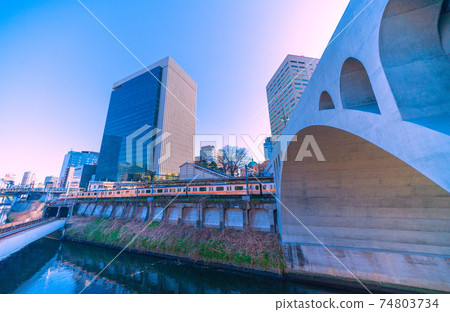 俯瞰美麗的Hiribibashi和Ochanomizu車站的日本東京城市景觀 俯瞰美麗的Hiribibashi和Ochanomizu車站的日本東京城市景觀 74803734