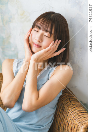 Late teenage girls morning Late teenage girls morning 74811937
