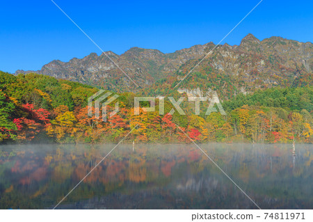 Nagano Togakushi _ Superb view of autumn leaves in Kagamiike 74811971