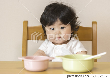嬰兒吃嬰兒食品(0歲,7個月大,女孩,日語) 嬰兒吃嬰兒食品(0歲,7個月大,女孩,日語) 74812567
