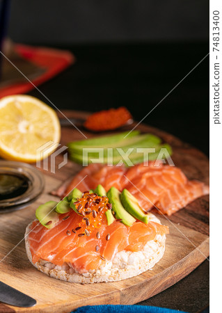 Puffed rice spread with raw salmon and avocado Puffed rice spread with raw salmon and avocado 74813400
