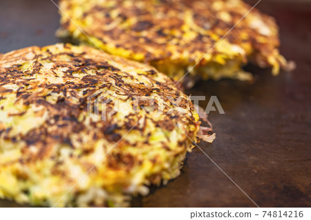 [國內]在鐵板上做飯時，翻轉了大阪燒的特寫 74814216