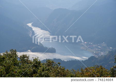 [Suiha Plateau] The banks of the Dozan River and Kinsago Lake 74814664