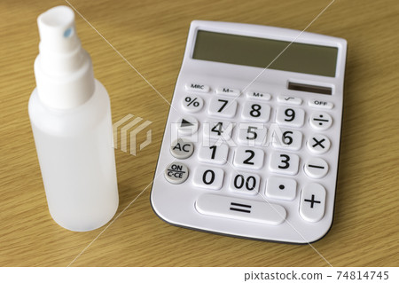 用酒精消毒計算器的圖像 用酒精消毒計算器的圖像 74814745