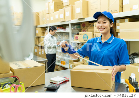 包裝在倉庫裡的年輕女子 74815127