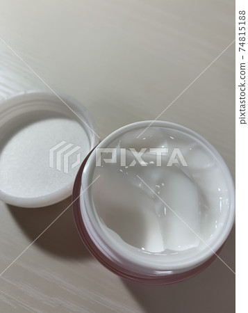 Contents of beauty cream 74815188