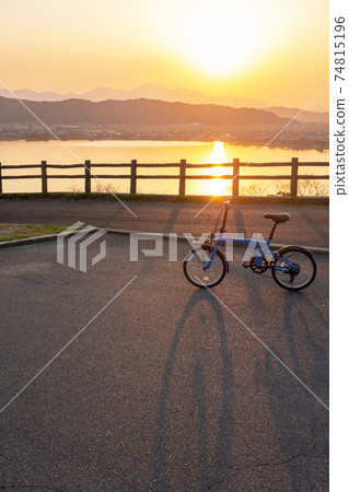 湖畔黃昏單車影像（東鄉池出山天文台） 74815196
