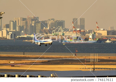 飛機在東京大田區黃昏降落在機場 74817611