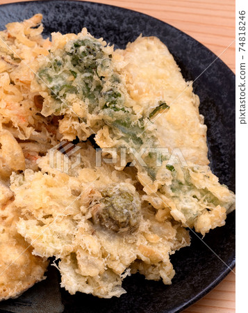 Platter of tempura 74818246