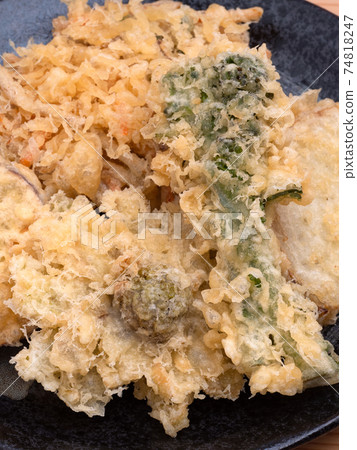 Platter of tempura 74818247