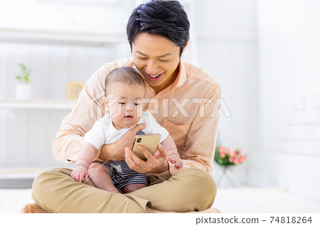 Daddy to show your smartphone to your baby Daddy to show your smartphone to your baby 74818264