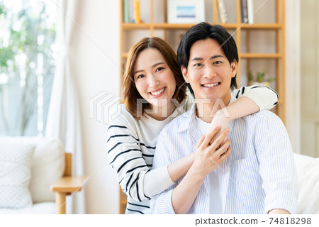 一對年輕夫婦在客廳裡放鬆 74818298