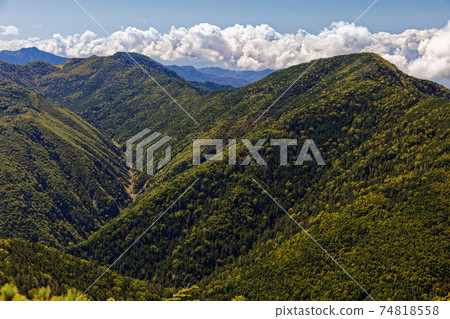 初秋時節，從阿爾卑斯山南部的汐見山山脊看到的本谷山和三福山口 74818558