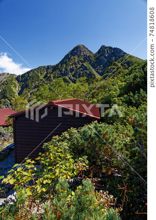 鹽見小屋和鹽見山於初秋在南阿爾卑斯山頂 74818608