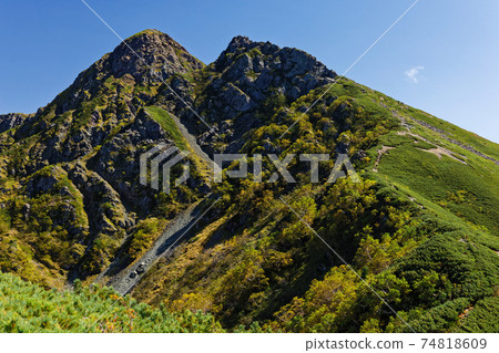 從南部阿爾卑斯山的鹽見小屋附近看到的鹽見山在初秋的山頂 74818609