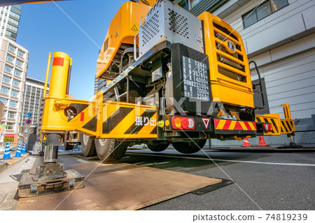 在施工現場使用支腿的吊車 在施工現場使用支腿的吊車 74819239