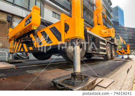 在施工現場使用支腿的吊車 在施工現場使用支腿的吊車 74819241