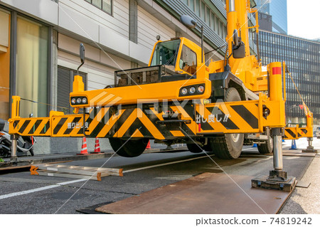 在施工現場使用支腿的吊車 在施工現場使用支腿的吊車 74819242