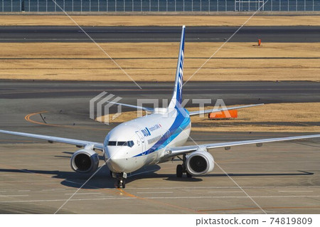 東京大田區滑行飛機的機場風光 東京大田區滑行飛機的機場風光 74819809