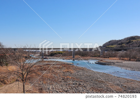 羽村橋和多摩河（東京羽村市） 74820193