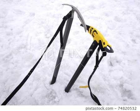 在雪山1冰斧上登山的形象 在雪山1冰斧上登山的形象 74820532