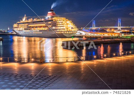 《Kanagawa Prefecture》 Night view of Yokohama Port Town, Elephant Nose Park and luxury liner 74821826