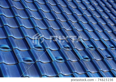 藍色的屋頂瓦片特寫 74823156