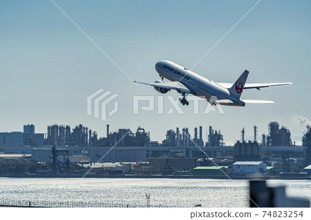 Airport scenery: Airplanes and factories taking off, Ota-ku, Tokyo Airport scenery: Airplanes and factories taking off, Ota-ku, Tokyo 74823254
