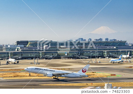 機場風光:飛機起飛和東京大田區富士山 機場風光:飛機起飛和東京大田區富士山 74823303