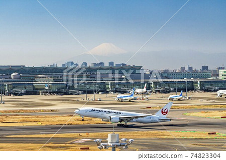 機場風光:飛機起飛和東京大田區富士山 機場風光:飛機起飛和東京大田區富士山 74823304