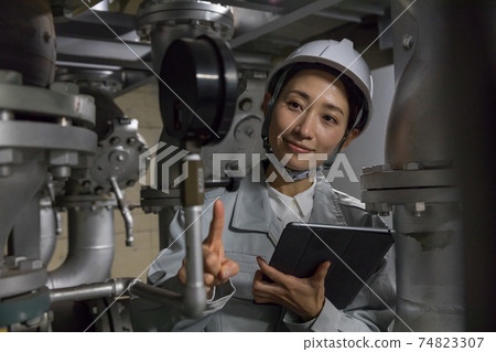 在工廠設施進行設備維護的女商人 74823307