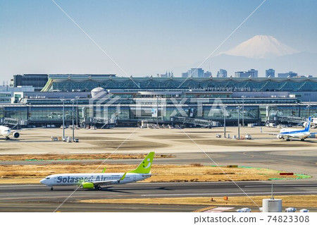機場風光:飛機起飛和東京大田區富士山 機場風光:飛機起飛和東京大田區富士山 74823308