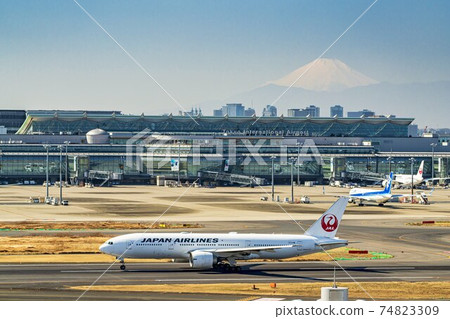 機場風光:飛機起飛和東京大田區富士山 機場風光:飛機起飛和東京大田區富士山 74823309